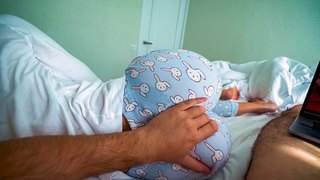 La demi-sœur se réveille et aide son demi-frère à éjaculer en regardant du porno - creampie