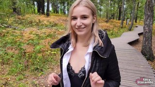 Caminando con mi hermanastra en el parque del bosque. Sexo en directo, vídeo en vivo. - POV