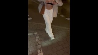 Попросил случайную девушку показать мне сиськи на людях