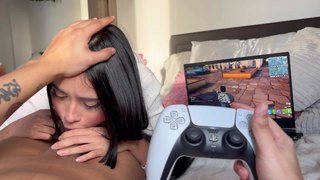 Mi caliente hermanastra no me deja jugar tranquilo y me hace correrme| FORTNITE