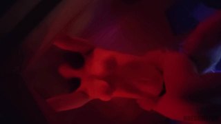 Сексапильная мамаша трахается в сауне в позе «собачка»