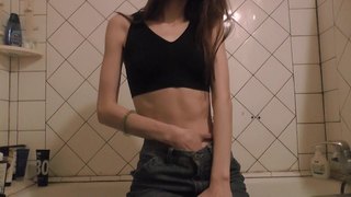belleza se masturba hasta el orgasmo en el baño sin nadie en casa
