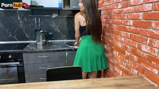 Madrastra joven y hijastro. Lo traicionó a su padre. Perdón, papá, ¡pero ella está demasiado buena!
