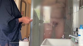 Мой муж стал дрочить, когда она застала его в душе.
