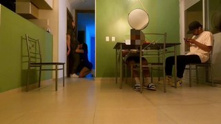 Eles estão jogando Free Fire, mas preciso que gozem na minha boca