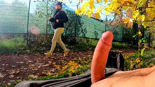 DICKFLASH en el PARQUE: una zorra madura no puede resistirse a darme una dura mamada en las tetas