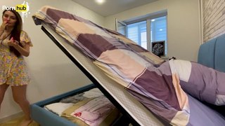 Regalo vaginal del destino: madrastra atrapada bajo la cama.
