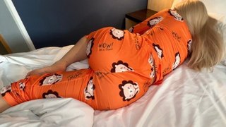 Demi-sœur, je peux enlever ce pyjama mignon et baiser ta chatte ?