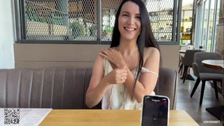 Eva teniendo un orgasmo intenso en un restaurante público con vibrador Lovense Ferri controlado a distancia