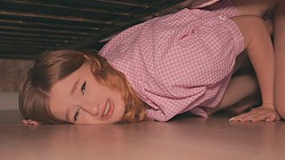ATRAPADA DEBAJO DE LA CAMA - La Empujé Duro a Mi Media Hermana
