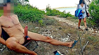 GENTLYPERV rencontre une fille perverse sur la plage. Lors d'une journée exhibitionniste en bord de mer, je tombe sur une femme mignonne