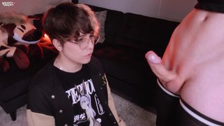 Femboy de la porra pierde la apuesta y termina cubierto de leche