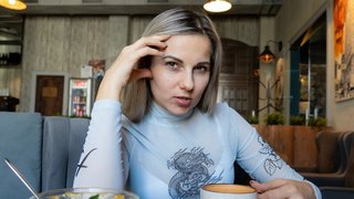 Vibrador controlado a distancia en un café lleno de gente - Letty Black