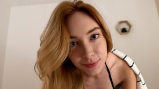 Le demi-frère a appris à sa demi-sœur à s’asseoir sur une bite pour la réchauffer - Loly Nebel